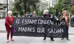Varias mujeres con una pancarta que reza 'El estado condena a las madres que salvan' en una manifestación para apoyar a María Salmerón, en la Plaza de Cibeles, a 4 de mayo de 2022, en Madrid, (España).