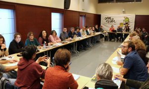 Membres de Som Escola en una assemblea per tractar la visita d'un grup d'eurodiputats per analitzar la immersió lingüística catalana