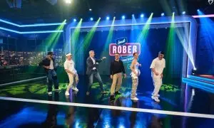 20/12/23 Alfonso Rueda, bailando con El Combo Dominicano en el programa "Land Rober" de la TVG
