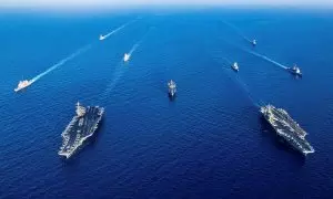 Portaviones estadounidenses navegan en formación durante una demostración de fuerza en el Mediterráneo oriental, a 3 de noviembre de 2023.