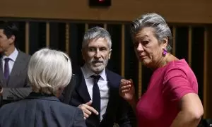 El ministro del Interior español, Fernando Grande-Marlaska (c), y la comisaria de Interior de la Unión Europea, Ylva Johansson (d), en una reunión del Consejo de la Unión Europea el pasado junio.