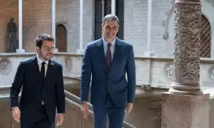 El presidente del Gobierno, Pedro Sánchez (d), y el president de la Generalitat de Catalunya, Pere Aragonès (i), se reúnen en el Palau de la Generalitat, a 21 de diciembre de 2023, en Barcelona, Catalunya (España)