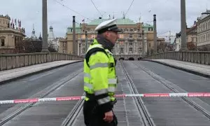 Un oficial de policía acordona el área en el centro de Praga donde ha tenido lugar el tiroteo, a 21 de diciembre de 2023.