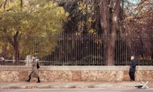 Dos personas mayores caminando, en Madrid. E.P./Gabriel Luengas