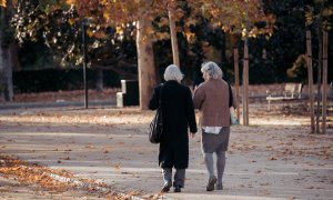 Dos mujeres mayores caminando, en Madrid. E.P./Gabriel Luengas