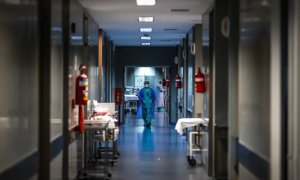 26/12/23 - Foto de archivo de un enfermero caminando por un pasillo de un hospital.