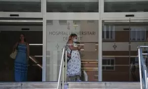 Una persona con mascarilla en el Hospital Universitario Doctor Peset, a 22 de agosto de 2023, en València.