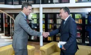 El presidente del Gobierno en funciones, Pedro Sánchez (i), recibe al portavoz del PNV en el Congreso, Aitor Esteban (d), durante su ronda de contactos, a 10 de octubre de 2023, en Madrid (España).