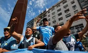 Manifestantes participan en una marcha de protesta contra el Gobierno del presidente Javier Milei hoy, en Buenos Aires (Argentina).