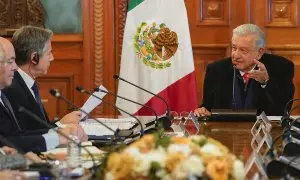28/12/23- Fotografía de del presidente mexicano, Andrés Manuel López Obrador (d), hablando con el secretario de Estado de los Estados Unidos, Antony Blinken, durante una reunión de trabajo en el Palacio Nacional de la Ciudad de México (México).