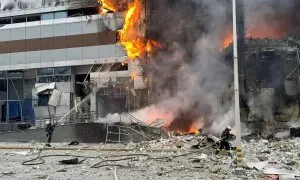 Los bomberos trabajan en un centro comercial gravemente dañado por un ataque con misiles rusos, este 29 de diciembre de 2023.