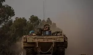 Un vehículo blindado israelí circula a lo largo de la frontera sur de Israel y Gaza mientras continúa la ofensiva sionista, a 27/12/2023
