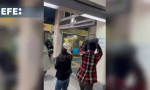 Imágenes del seísmo en la estación de Kanazawa, Ishikawa