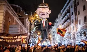 Decenas de personas celebran la entrada del año nuevo en la calle Ferraz, a 1 de enero de 2024, en Madrid.