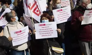 Protesta para rebajar a los 60 años la edad de jubilación del personal sanitario y sociosanitario, en el Ministerio Seguridad Social, a 8 de febrero de 2022, en Madrid. Foto de ARCHIVO.