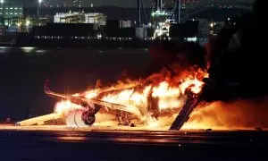 Imagen del avión envuelto en llamas al aterrizar en el Aeropuerto de Haneda, Tokio.