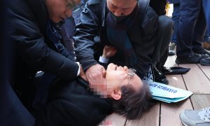 El líder de la oposición surcoreana Lee Jae-myung tras el ataque en Busan, a 2 de enero de 2024.