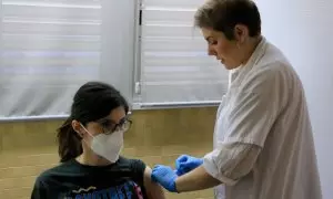 Una dona embarassada rep la vacuna de la grip al CAP Ramon Turró de Barcelona