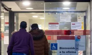 Varias personas entran en una oficina del SEPE de Móstoles, a 3 de enero de 2023, en Móstoles, Madrid.