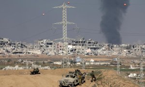 Tropas y vehículos del ejército de Israel toman posiciones cerca de la Franja de Gaza, a 29 de diciembre de 2023.