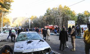 Vehículos dañados tras explosiones en una ceremonia conmemorativa junto a la tumba del jefe de operaciones exteriores de la Guardia Revolucionaria de Irán.