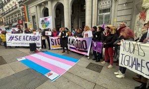 "Votar al PSOE es votar transfobia": concentración frente al Ministerio de Igualdad para reclamar el cese de Isabel García por sus posiciones transfobas