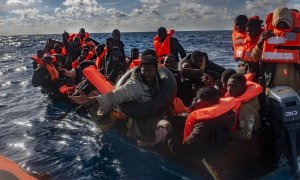 Varios migrantes en un cayuco, a 3 de enero de 2024, en el Mar Mediterráneo.