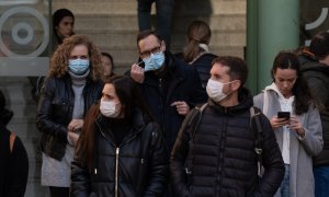 Varias personas con mascarillas, en el Hospital Clínic de Barcelona, a 8 de enero de 2024, en Barcelona, Catalunya (España).