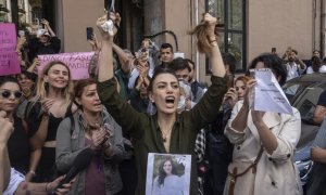 Una mujer iraní reacciona cortándose el pelo en una protesta frente a la embajada iraní en Estambul (Turkía).