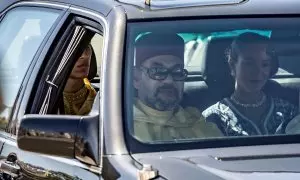 El rey Mohammed VI de Marruecos, acompañado por su hijo, el príncipe heredero Moulay Hassan y la princesa Lalla Khadija, sale del palacio de Tetuán tras una ceremonia con motivo del 24.º aniversario de su coronación, a 31 de julio de 2023.