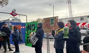 Vecinos de Atocha, en Madrid, protestan contra la tala en el Paisaje de la Luz por las obras de ampliación de la Línea 11 del Metro de Madrid.
