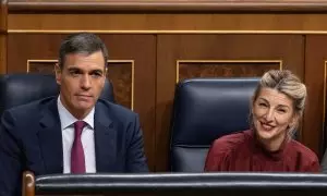 El presidente del Gobierno, Pedro Sánchez y la vicepresidenta segunda y ministra de Trabajo, Yolanda Díaz, durante una sesión de control al Gobierno, en el Congreso de los Diputados, a 20 de diciembre de 2023