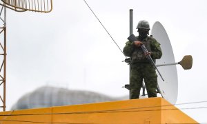 Un militar custodia la estación Radio Canela, en Quito, a 11 de enero de 2024.