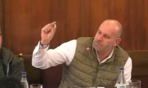 El diputado de Vox David García sostiene una bala durante su alocución en el Pleno.