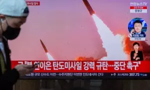 Televisión mostrando las fotografías reveladas por Corea del Norte del lanzamiento de misiles balísticos de largo alcance hacia el mar de Japón