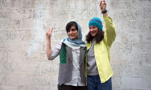 Las periodistas iraníes Niloufar Hamedi y Elaheh Mohammadi después de ser liberadas de prisión en Teherán, a 14 de enero de 2024