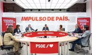 El presidente del Gobierno, Pedro Sánchez, junto con el Comité Organizador de la Convención Política que el PSOE celebra este fin de semana en A Coruña.