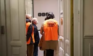 Vecinos amenazados de desahucio por la socimi Elix Rental Housing protesta en la sede de la compañía en Madrid, a 15 de febrero de 2024.