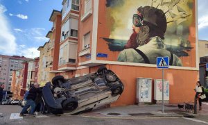 Un coche vuelca en un aparatoso accidente en el centro de Santander