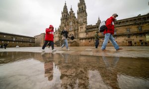 17/1/24 - Unos turistas este miércoles en la plaza del Obradoiro de Santiago de Compostela.