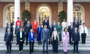 Sánchez junto a los nuevos ministros y ministras del Gobierno de coalición PSOE-Sumar, en el Palacio de la Moncloa, a 22 de noviembre de 2023, en Madrid