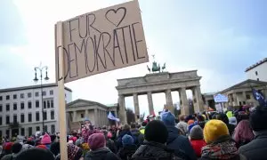 17/1/24 - Una persona sostiene un cartel que dice "Por la democracia" en una manifestación del pasado domingo para protestar contra el partido Alternativa para Alemania (AfD).