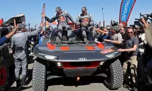 Carlos Sainz y Lucas Cruz celebran su victoria en el Dakar, a 19 de enero de 2024, en Yambu.