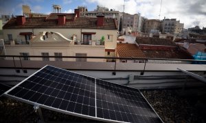 Placas solares en la azotea de un edificio del Distrito Centro de Madrid, a 27 de octubre de 2023.