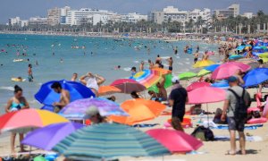 Los bañistas se agolpan en la playa de Cala Major, en Mallorca, a 23 de agosto de 2023.