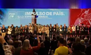 Foto de familia de los miembros del PSOE tras la clausura de la convención política del PSOE, a 21 de enero de 2024, en A Coruña.