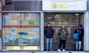 Varias personas esperan para entrar en una oficina del SEPE de Móstoles, a 3 de enero de 2024, en Móstoles, Madrid.