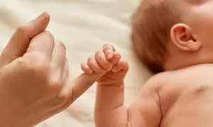 La mano de un bebé agarra la de un adulto (Archivo)