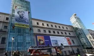 Greenpeace despliega una gran pancarta contra la guerra en Gaza en el Museo Reina Sofía de Madrid