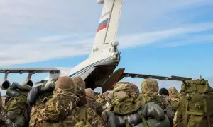 Militares rusos se dirigen a un avión de su Ejército en Grozni, a 17 de enero de 2024.